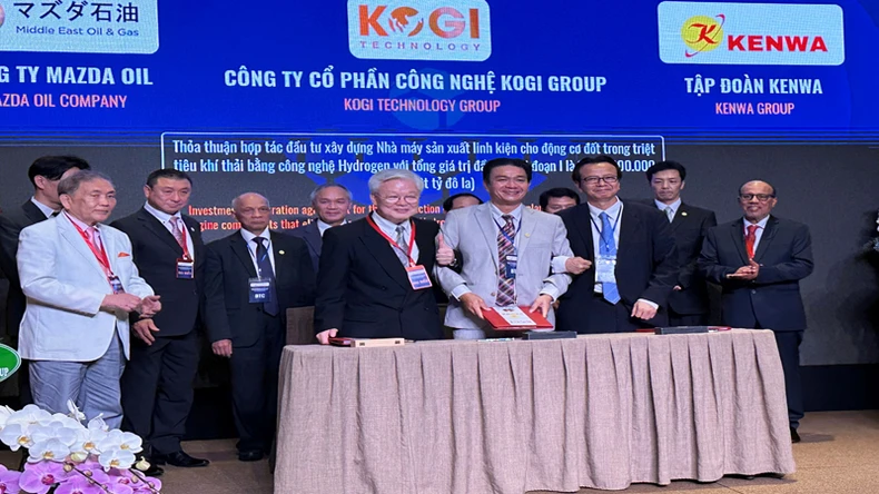 Đại diện Tập đoàn KOGI và các đối tác ký kết hợp tác-đầu tư chiến lược triển khai Dự án xây dựng Nhà máy sản xuất linh kiện cho động cơ đốt trong triệt tiêu khí thải bằng công nghệ Hydrogen.