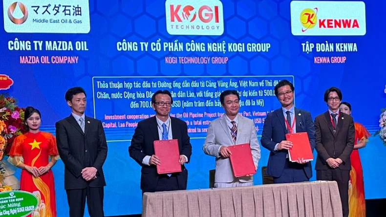 Đại diện Tập đoàn KOGI và các đối tác ký kết hợp tác-đầu tư chiến lược triển khai Dự án xây dựng đường ống dẫn dầu từ cảng Vũng Áng (Hà Tĩnh, Việt Nam) đến Thủ đô Viêng Chăn (Cộng hòa Dân chủ Nhân dân Lào).